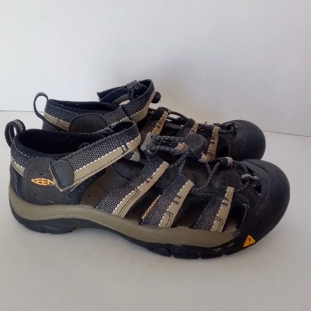 Keen Newport H2 closed toe sandal size 4